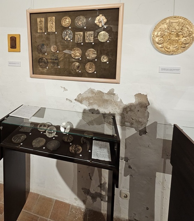 Iepazīstam Dundagas pili Talsu novadā, kas piedāvā naktsmītni, TIC, izstādes un konferenču telpas 380127