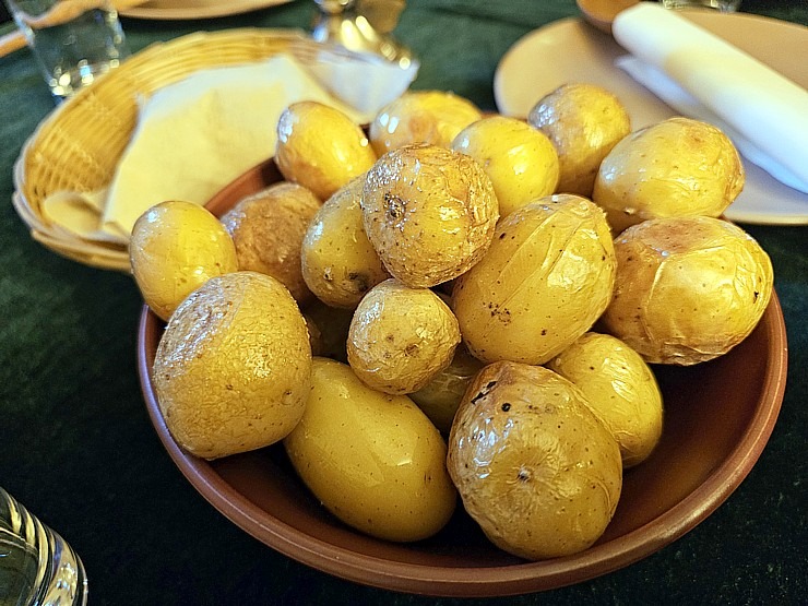 Izbaudām Jaunpils pils kroga pusdienu piedāvājumu Tukuma novadā 380157