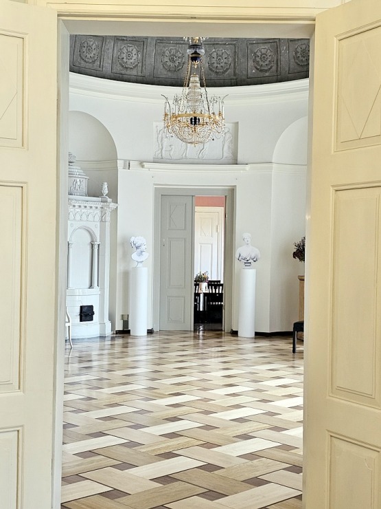 Iepazīstam klasicisma stila Jaunauces pili Saldus novadā 380263