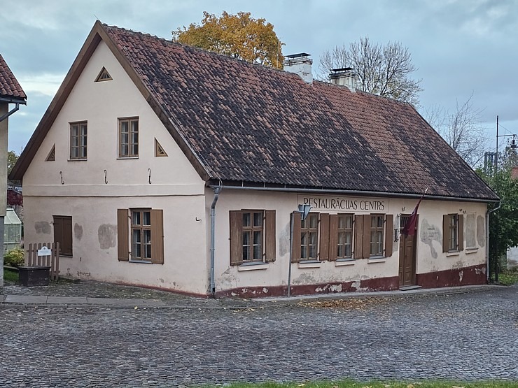 Pēcpusdienas pastaigā iepazīstam UNESCO Pasaules mantojuma sarakstā iekļauto Kuldīgu 380490