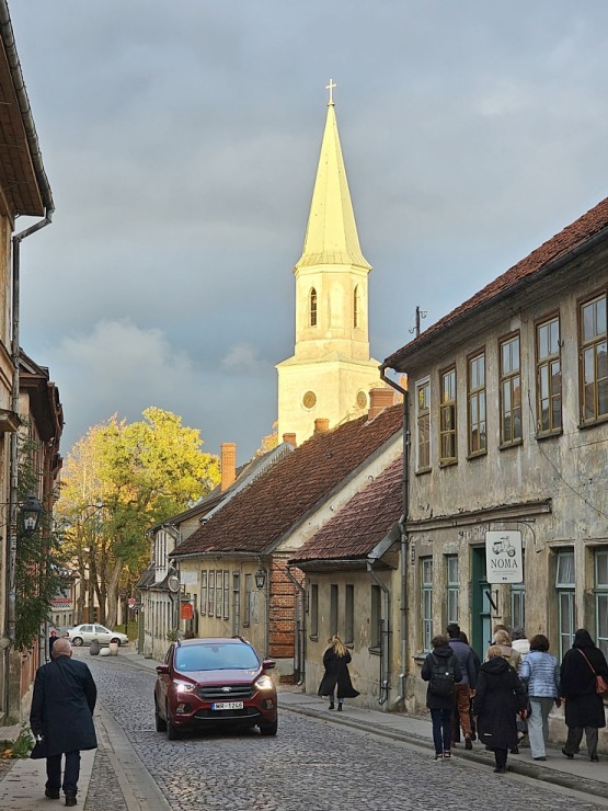Pēcpusdienas pastaigā iepazīstam UNESCO Pasaules mantojuma sarakstā iekļauto Kuldīgu 380502