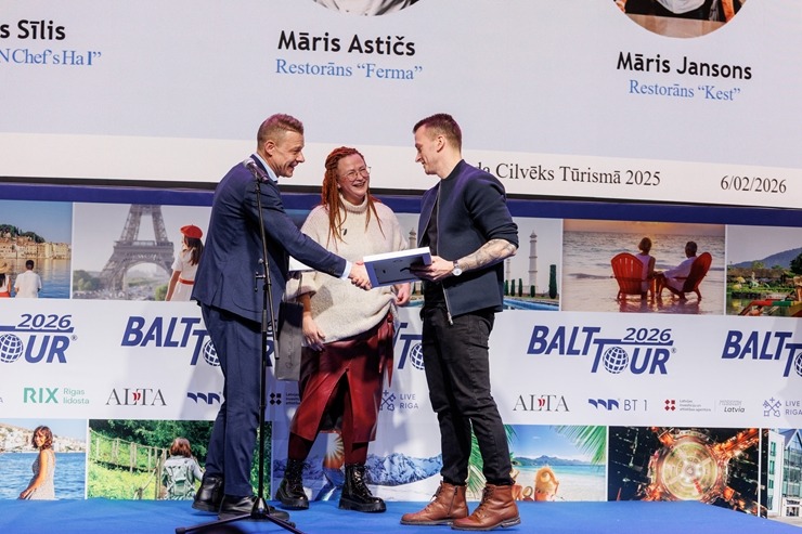 «GADA CILVĒKS TŪRISMĀ 2025» laureāti tiek godināti uz «Balttour 2026» skatuves. Foto: Andrejs Terentjevs, BT1 385658