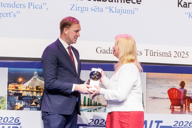 «GADA CILVĒKS TŪRISMĀ 2025» laureāti tiek godināti uz «Balttour 2026» skatuves. Foto: Andrejs Terentjevs, BT1 385661