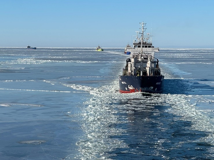 Šogad Rīgas jūras līcī uz pilnu jaudu strādā ledlauzis «Varma», atbrīvojot ceļu citiem kuģiem. Foto: Rop.lv 386443