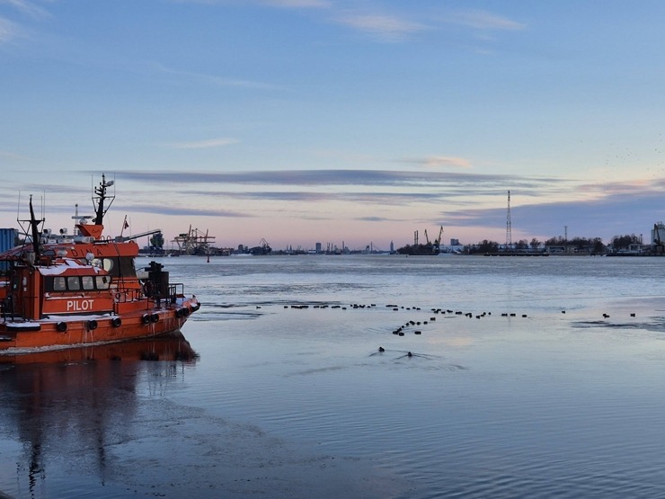Šogad Rīgas jūras līcī uz pilnu jaudu strādā ledlauzis «Varma», atbrīvojot ceļu citiem kuģiem. Foto: Rop.lv 386444