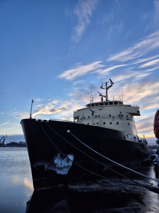 Šogad Rīgas jūras līcī uz pilnu jaudu strādā ledlauzis «Varma», atbrīvojot ceļu citiem kuģiem. Foto: Rop.lv 386445