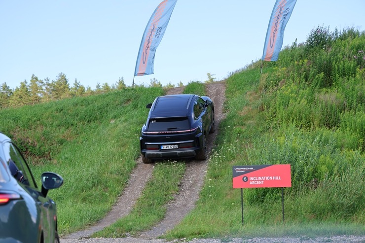 «Cayenne Road Show 2026» ietvaros dažādās trasēs iepazīstam jauno «Porsche Cayenne Electric» un «Porsche 911» modeļus 395288