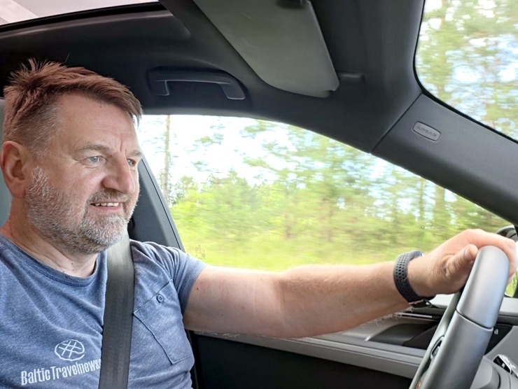 «Cayenne Road Show 2026» ietvaros dažādās trasēs iepazīstam jauno «Porsche Cayenne Electric» un «Porsche 911» modeļus 395299