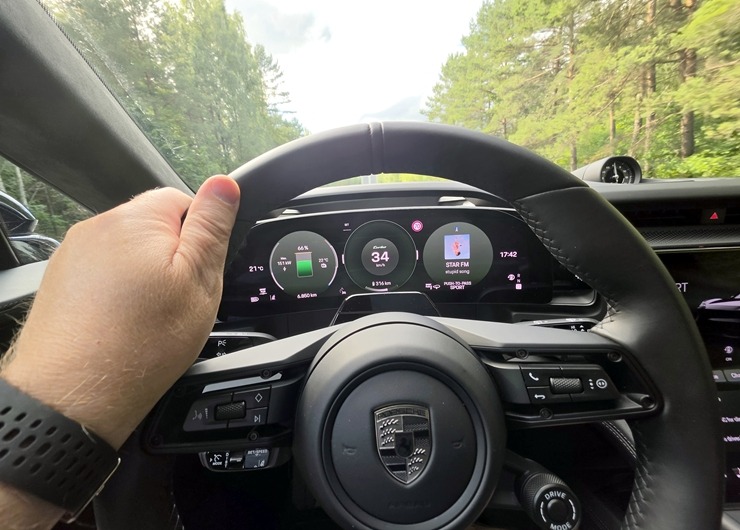 «Cayenne Road Show 2026» ietvaros dažādās trasēs iepazīstam jauno «Porsche Cayenne Electric» un «Porsche 911» modeļus 395301