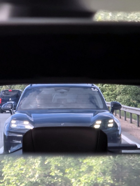 «Cayenne Road Show 2026» ietvaros dažādās trasēs iepazīstam jauno «Porsche Cayenne Electric» un «Porsche 911» modeļus 395307
