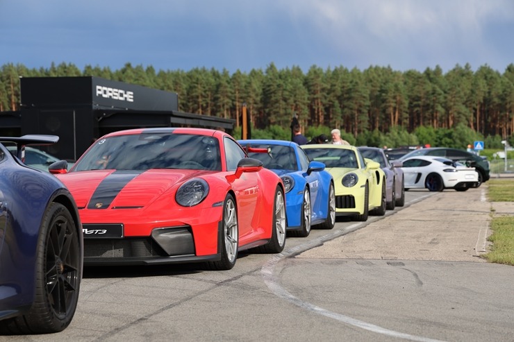 «Cayenne Road Show 2026» ietvaros dažādās trasēs iepazīstam jauno «Porsche Cayenne Electric» un «Porsche 911» modeļus 395311