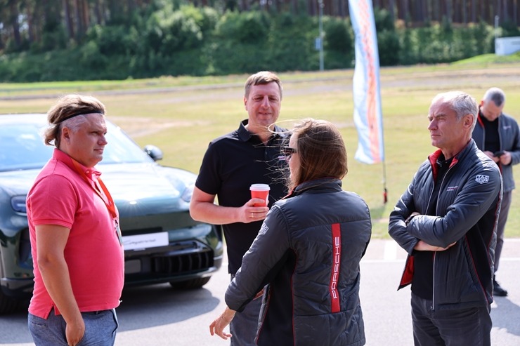 «Cayenne Road Show 2026» ietvaros dažādās trasēs iepazīstam jauno «Porsche Cayenne Electric» un «Porsche 911» modeļus 395319