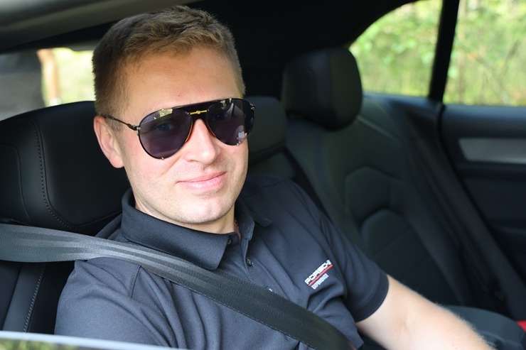 «Cayenne Road Show 2026» ietvaros dažādās trasēs iepazīstam jauno «Porsche Cayenne Electric» un «Porsche 911» modeļus 395325