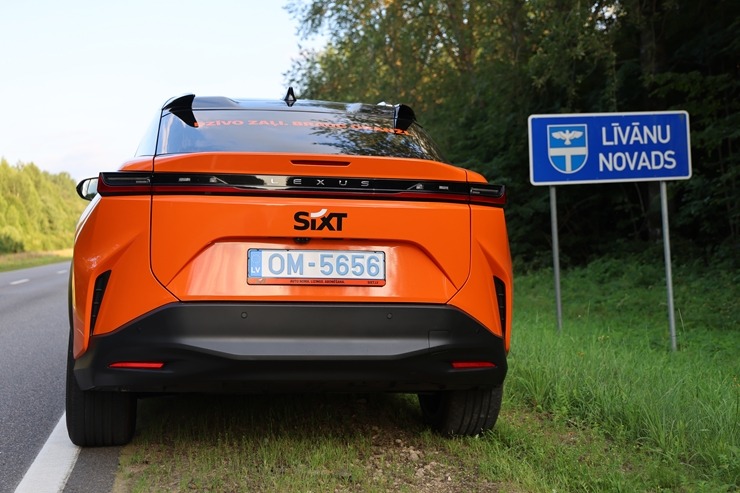 Sadarbībā ar «SIXT Latvia» un «Lexus RZ 500e» (no 855 eiro mēnesī) apceļojam Līvānus 100 gadu jubilejā 395813