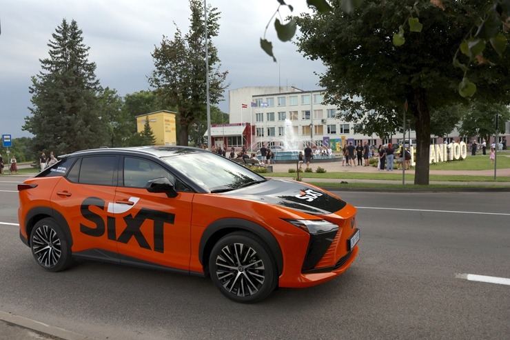 Sadarbībā ar «SIXT Latvia» un «Lexus RZ 500e» (no 855 eiro mēnesī) apceļojam Līvānus 100 gadu jubilejā 395807