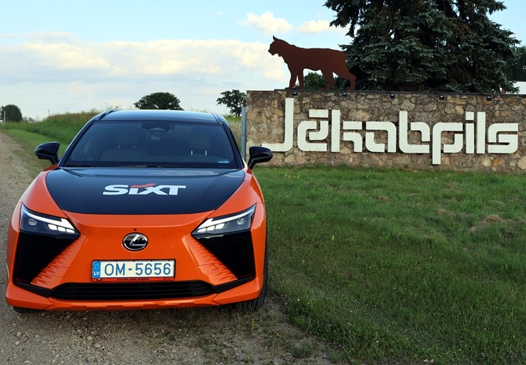 Sadarbībā ar «SIXT Latvia» un «Lexus RZ 500e» (no 855 eiro mēnesī) apceļojam Krustpili un Preiļu novadu 395857