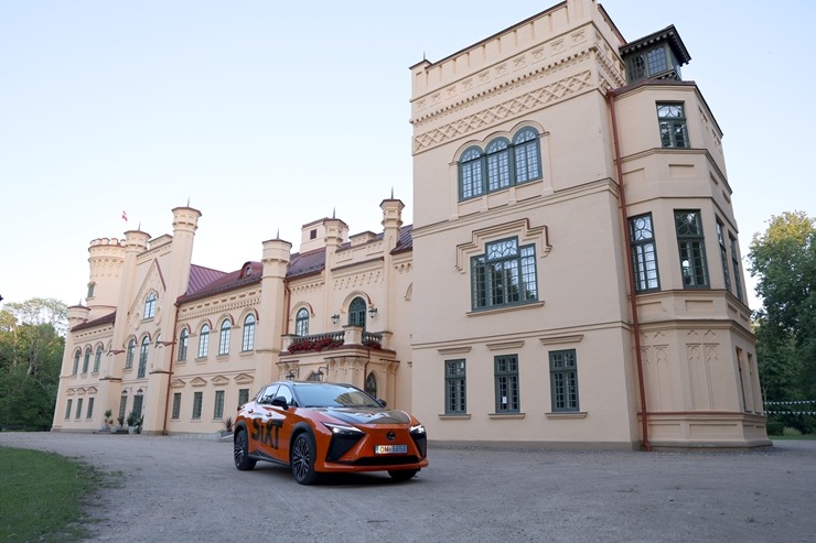 Sadarbībā ar «SIXT Latvia» un «Lexus RZ 500e» (no 855 eiro mēnesī) apceļojam Krustpili un Preiļu novadu 395849