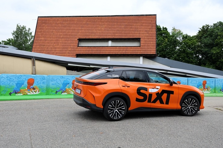 Sadarbībā ar «SIXT Latvia» un «Lexus RZ 500e» (no 855 eiro mēnesī) iepazīstam sienas krāsojumu «Pirmais brauciens» Siguldā 395869