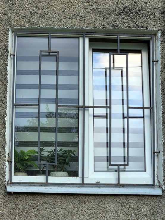 Sadarbībā ar «SIXT Latvia» un «Lexus RZ 500e» (no 850 eiro mēnesī) iepazīstam Ķengaraga režģotos logus 395929