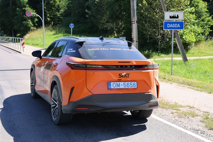 Sadarbībā ar «SIXT Latvia» un «Lexus RZ 500e» (no 850 eiro mēnesī) apceļojam Krāslavas novadā 395959