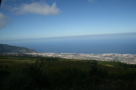 ... paveras skats uz Okeānu un Tenerifas Puerto de la Krusas kūrortu. Sīkāka informācija par Tenerifu - www.teztour.lv 19441