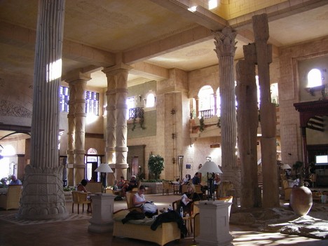 Kūrorts piedāvā restorānu, 2 a la carte restorānus (zivs un itāļu virtuve), 5 bārus, beduīnu telti, diskotēku, 2 konferenču zāles, amfiteātri, interne 19965
