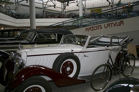 Muzejā ir atspoguļota autorūpniecības vēsture Latvijā jau no 19. gs. 80. g., īpaši izceļami Latvijā ražotie auto, no kuriem vecākais ir ugunsdzēsēju a 21415