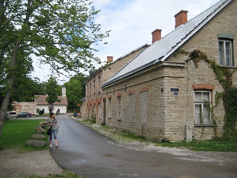 Upes austrumu krastā atrodas kungu māja, ko 1830. gados uzcēlis grāfs Benkendorfs (vēlāk tā piederējusi Volkonskiem), Keila-Joa viensēta ar interesant Upes austrumu krastā atrodas kungu māja, ko 1830. gados uzcēlis grāfs Benkendorfs (vēlāk tā piederējusi Volkonskiem), Keila-Joa viensēta ar interesant 25572