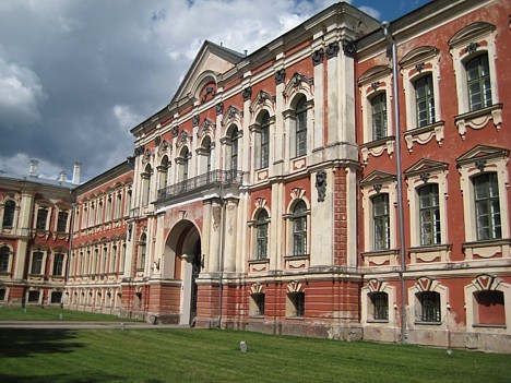 Rundāles pils muzeja ekspozīcija Jelgavas pilī ir kļuvusi par divu Kurzemes hercogu Ketleru un Bīronu dinastiju apbedījumu vietu Rundāles pils muzeja ekspozīcija Jelgavas pilī ir kļuvusi par divu Kurzemes hercogu Ketleru un Bīronu dinastiju apbedījumu vietu 25999