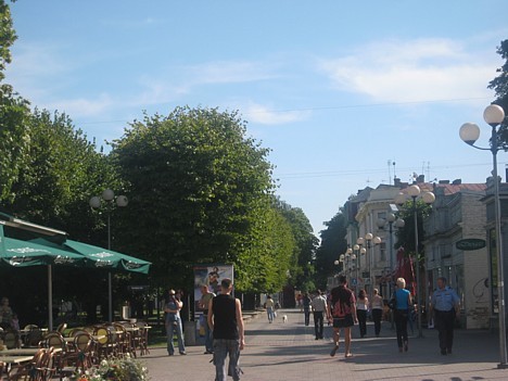 Jomas iela ir gājēju promenāde, un lielākā daļa ēku uz šīs ielas ir veikalu-pansiju tipa ēkas, katra ar savu vēsturi 26612