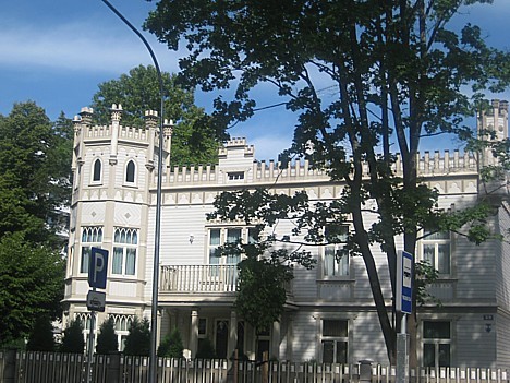 Neogotisma stila ēka celta 19.gadsimta 3 ceturksnī, veidota asimetriskā apjomu kompozīcijā ar stūra torni un kokgriezuma dekoru 26620
