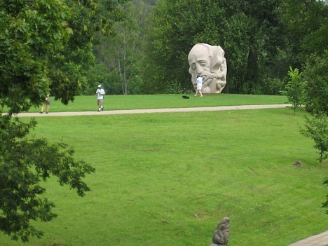 Tautasdziesmu parku veido Dainu kalns un Dziesmu dārzs ar 26 tēlnieka Induļa Rankas skulptūrām 26963