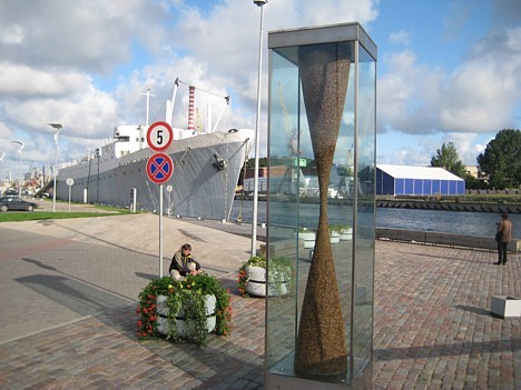 Promenādē paveras skats uz ostas piestātnēm ar kuģīšiem, jahtām un strūklaku, kura atgādina jūras vilni, kas no krasta veļas Tirdzniecības kanālā. Lie 27451