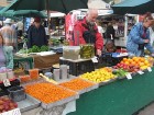 Pilsētas tirgus ar svaigiem un tikko lasītiem dārzeņiem, ogām un ziediem 17