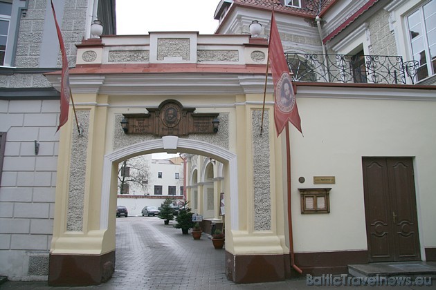 Iebraukšanas vārti viesnīcas pagalmā 31344