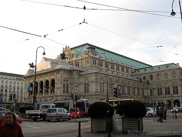Vīnes Operas nams atrodas Vīnes pirmajā rajonā, Kārntnerstrasse dienvidu galā. Ēka ieturēta itāliešu renesanses stilā, jo arī tas laiks bija ļoti nozī 31882