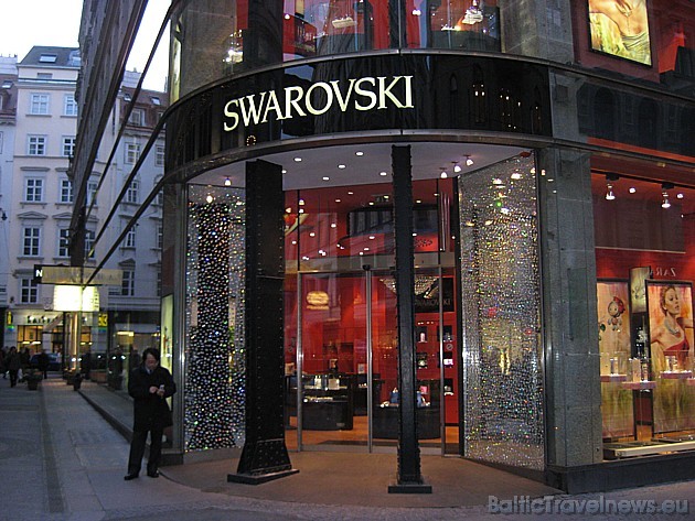 Vīnes šarms slēpjas ne tikai tās arhitektūrā, bet arī glancē. Slavenais Swarovski veikals Vīnē izceļas ar ieeju, kura visa ir noklāta ar Swarovski kri 31886