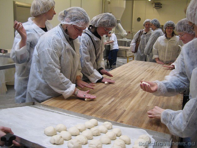 Maiznieku ekspedīcijas ietvaros tūristiem tiek piedāvāts arī pašiem iemēģināt roku maizes kukulīša veidošana 32911