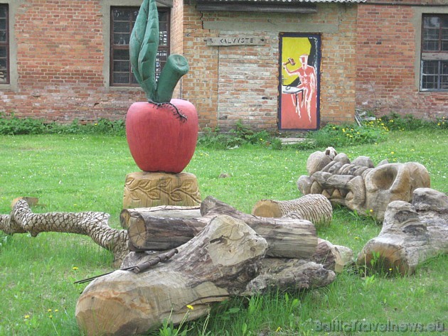 Skulptūru dārzs ar ļoti daudziem un interesentiem veidojumiem 33699