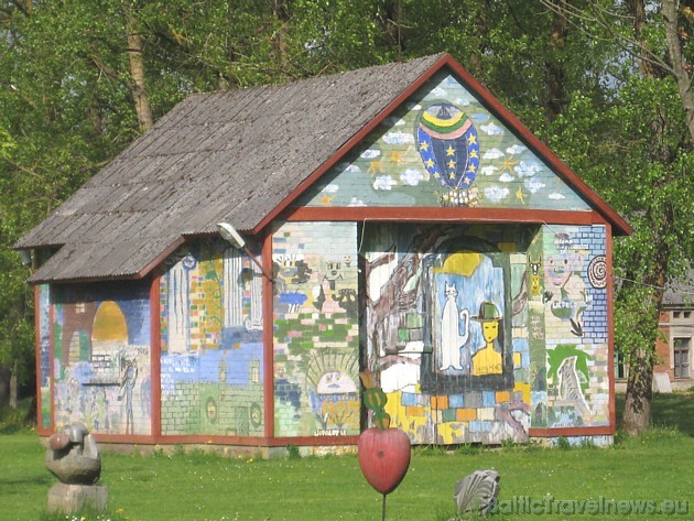 Mūra ēka ļoti veiksmīgi ir iekļauta kopējā ainavā 33700