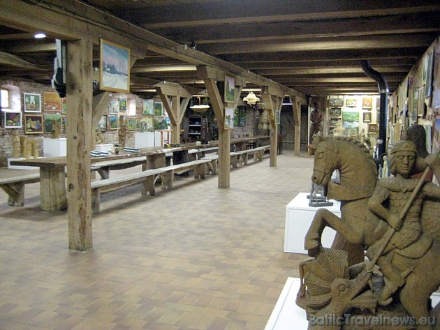 Izstāžu zālē var iepazīties ar daudzu daiļamata mākslinieku darbiem 33701