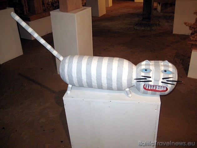 Antano Jusevičiaus darbu izstāde piesaista ar drosmīgo spēju kokā attēlot satīriskas dzīves ainas 33709