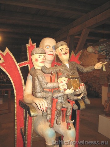 Koka skulptūras ir pārdrošas, un tās piesaista uzmanību ar to, ka tajās ir attēloti veseli sižeti 33710