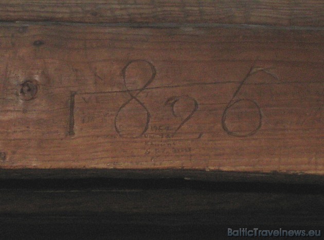 Virs durvīm uzrakstīts datums – 1826. gads - klētiņas uzcelšanas gads 33866