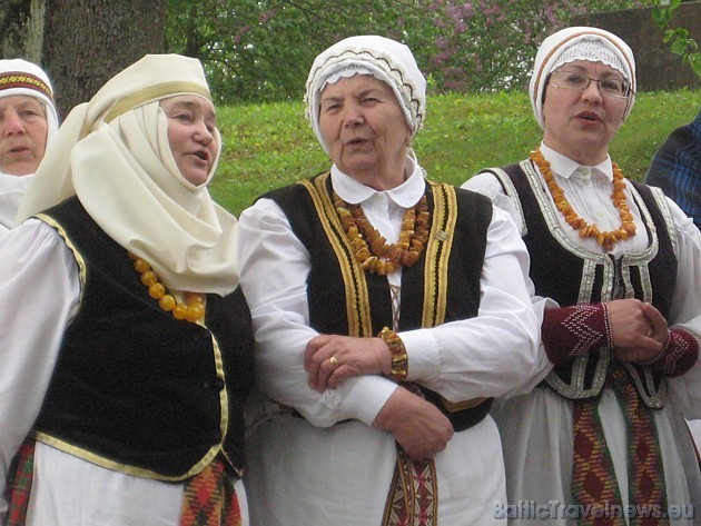 Folkloras kopas dziedātājas 33878