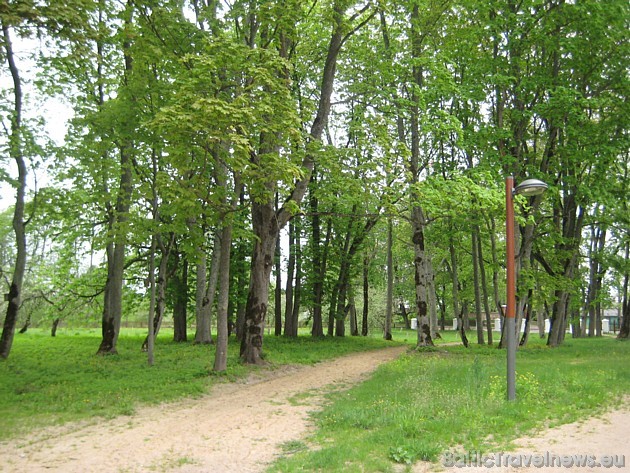 Muiža parks ar neskaitāmām pastaigu takām 33896