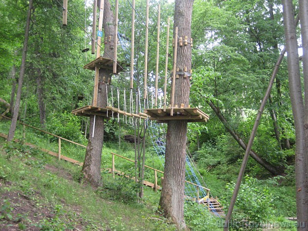 Tarzāna parks sastāv no gandrīz 80 dažādiem šķēršļiem, kas izvietoti kokos, visdažādākajos augstumos, līdz pat 20m virs zemes 34334