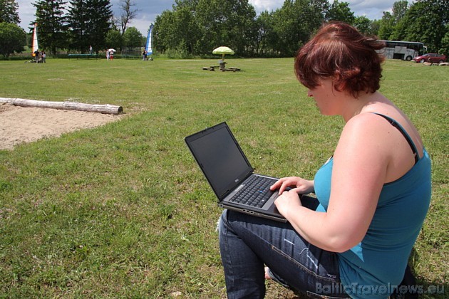 Ūskaldas sporta un izpriecu parkā ir pieejams Wi-Fi, tā kā var vienlaicīgi gan strādāt, gan atpūsties Ūskaldas sporta un izpriecu parkā ir pieejams Wi-Fi, tā kā var vienlaicīgi gan strādāt, gan atpūsties 35146