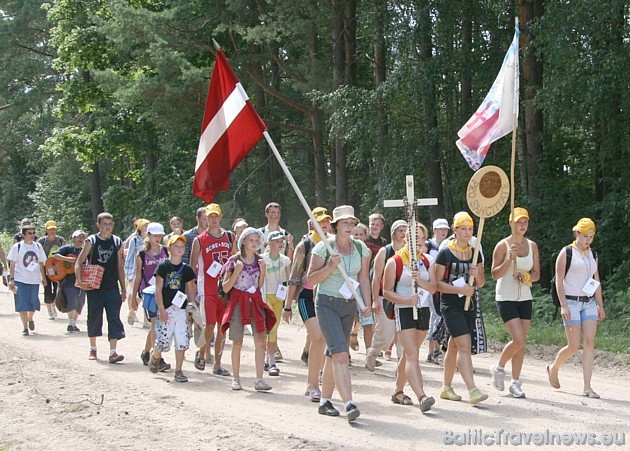 No vairākām Latvijas vietām svētceļotāji dodas gājienā uz Aglonu. Oficiāli ir pieteikušās vairāk nekā 40 svētceļotāju grupas No vairākām Latvijas vietām svētceļotāji dodas gājienā uz Aglonu. Oficiāli ir pieteikušās vairāk nekā 40 svētceļotāju grupas 36014