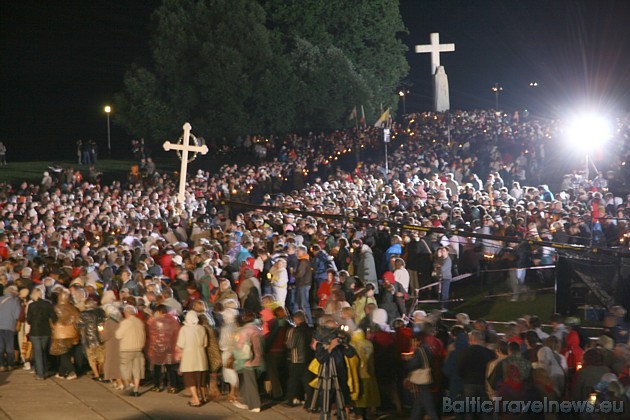 Tūkstošiem svētceļotāju un ticīgo devās Krusta ceļā 36135